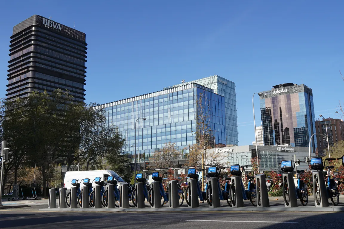 Imagen de la estación 150 de bicimad en el paseo de la Castellana