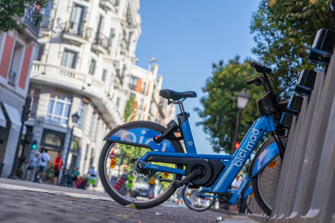 Bicicleta bicimad cargando en estación