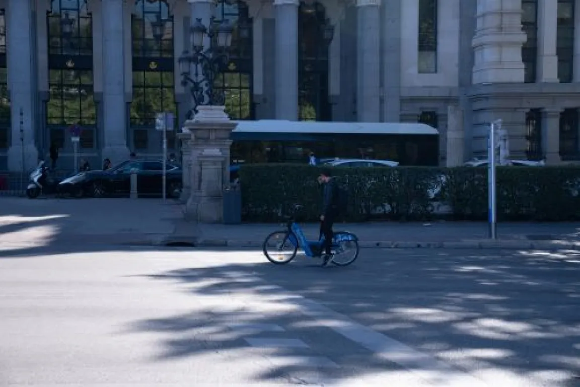ciclista subido en bicimad delante del Palacio de Cibeles