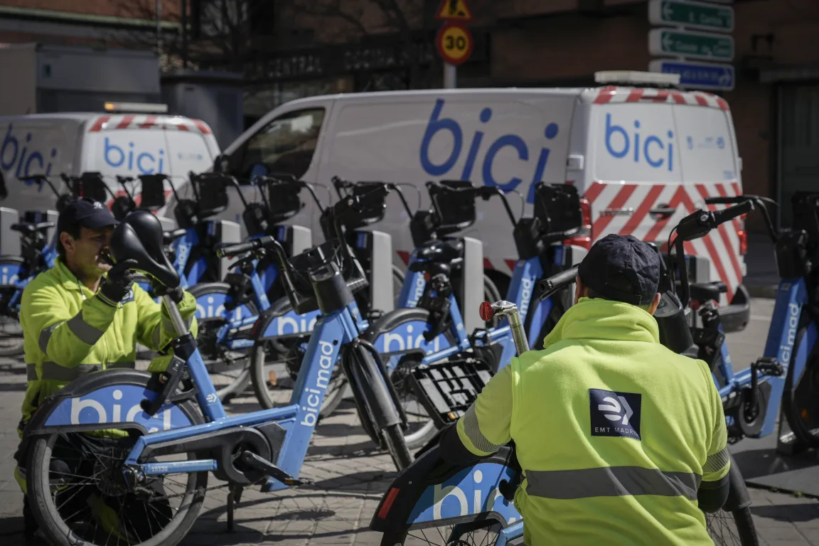 Taller de bicimad arreglando bicis en estación