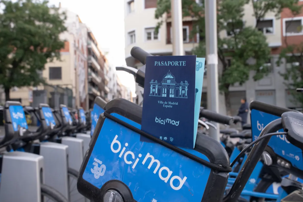 Foto del pasaporte bicimad sobre una de las bicis