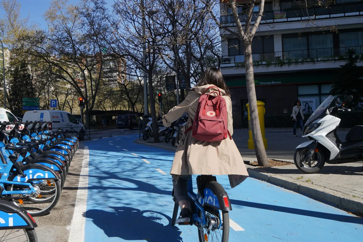 Usuaria tomando una bicicleta de bicimad en la estación 157