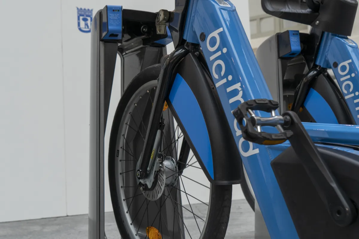 Bicicleta en proceso de carga en la estación.