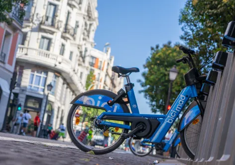 Bicicleta bicimad cargando en estación