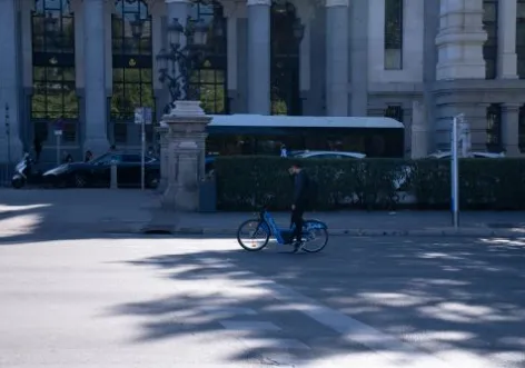 ciclista subido en bicimad delante del Palacio de Cibeles