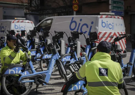Taller de bicimad arreglando bicis en estación