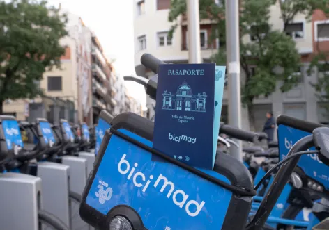 Foto del pasaporte bicimad sobre una de las bicis