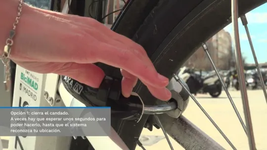 Así se deja una bicicleta del sistema ANTIGUO aparcada en una estación NUEVA