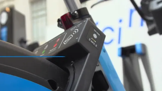 Así se utiliza una bicicleta del NUEVO bicimad aparcada en una estación del sistema ANTIGUO