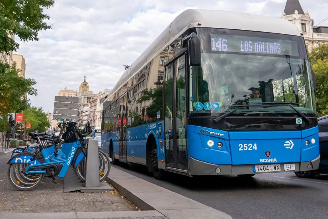 Imagen de un autobús de EMT y una estación de bicimad