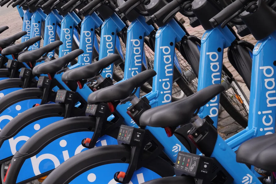 Imagen de estación bicimad con bicis ancladas