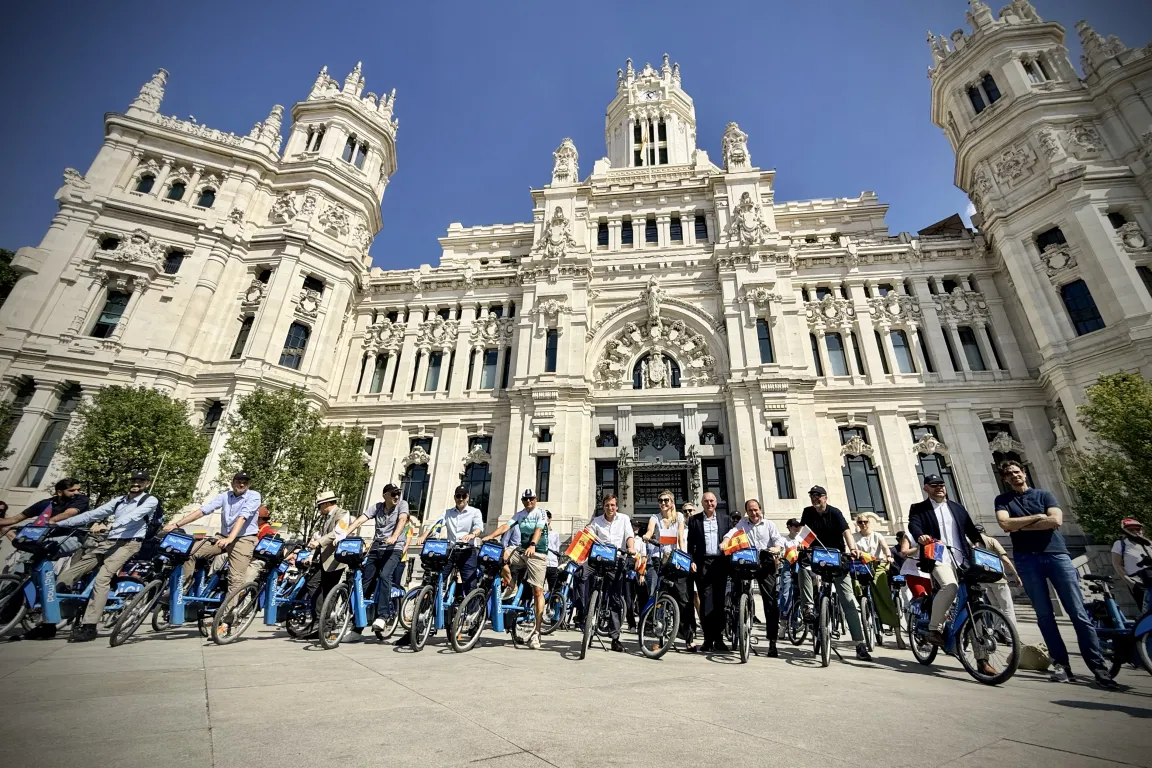 El alcalde ha recibido en la plaza de Cibeles a una treintena de representantes diplomáticos que han llegado hasta el Templo de Debod en bici