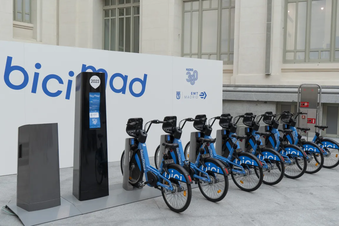 Imagen de una estación con bicicletas en la presentación del nuevo bicimad