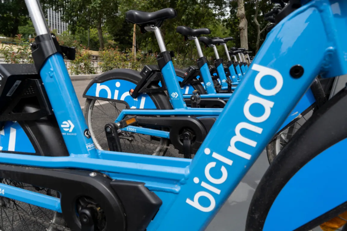 Bicis situadas en una estación en calle